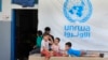 ARCHIVO: Niños palestinos refugiados en el campamento de Ein el-Hilweh, juegan en el patio de una escuela de la agencia de la ONU para los refugiados palestinos (UNRWA) el 12 de septiembre de 2023.