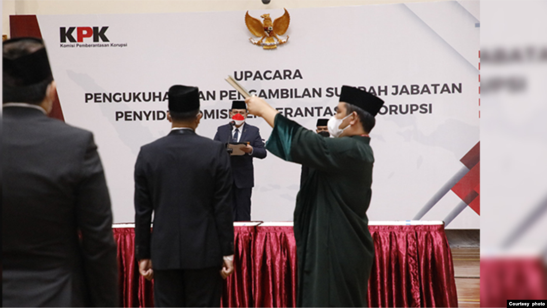 Pelantikan 18 pegawai KPK yang lulus Diklat Bela Negara dan Wawasan Kebangsaan menjadi aparatur sipil negara (ASN) pada Rabu (15/9). (Foto courtesy: KPK)