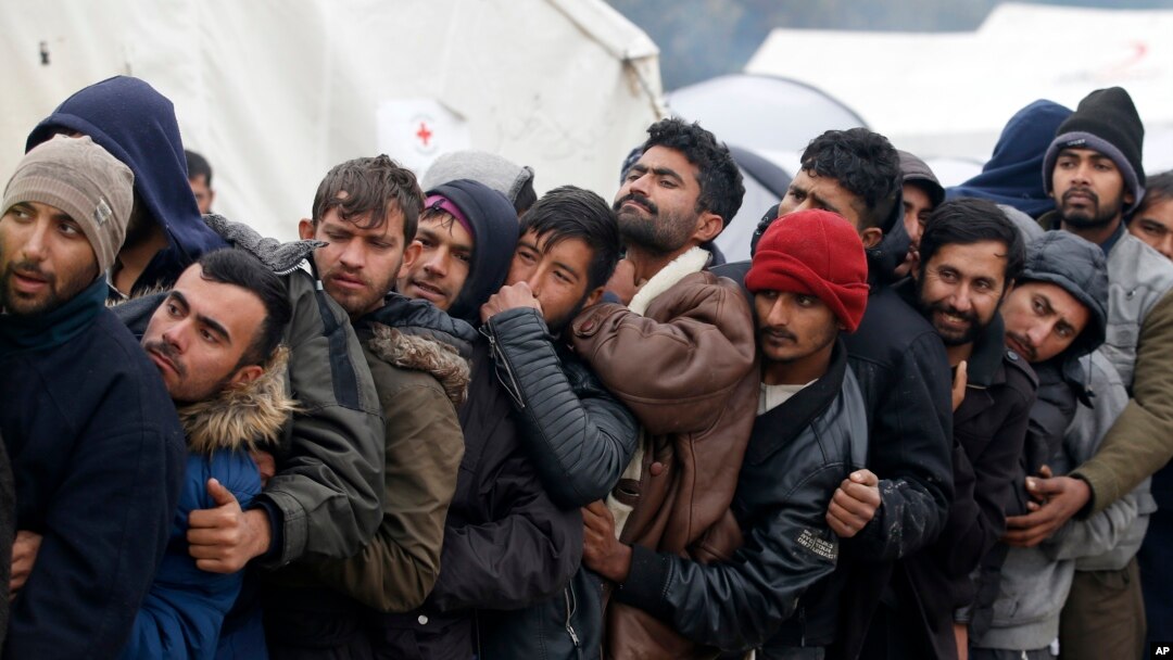 Migranti u kampu Crvenog krsta u Bihaću (Foto: AP/Darko Vojinović)