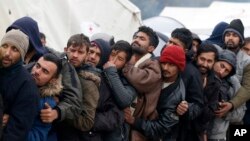 Migranti u kampu Crvenog krsta u Bihaću (Foto: AP/Darko Vojinović)