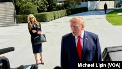 Президент Дональд Трамп отвечает на вопросы прессы. 13 октября 2026 года. (VOA/Michael Lipin)