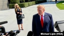 Президент США Дональд Трамп під час спілкування з журналістами у вівторок, 13 жовтня 2026 року. Фото Michael Lipin (VOA)/Голос Америки 
