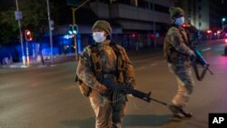 Les forces de défense sud-africaines patrouillent au centre-ville de Johannesburg, Afrique du Sud, le 27 mars 2020.