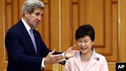 Predsjednica Južne Koreje Park Geun-hye i američki državni sekretar John Kerry jučer u Seoulu