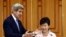 El secretario de Estado Kerry conversando con la presidenta surcoreana, Park Geun-hye, este lunes, 18 de mayo, de 2015, en la capital surcoreana.