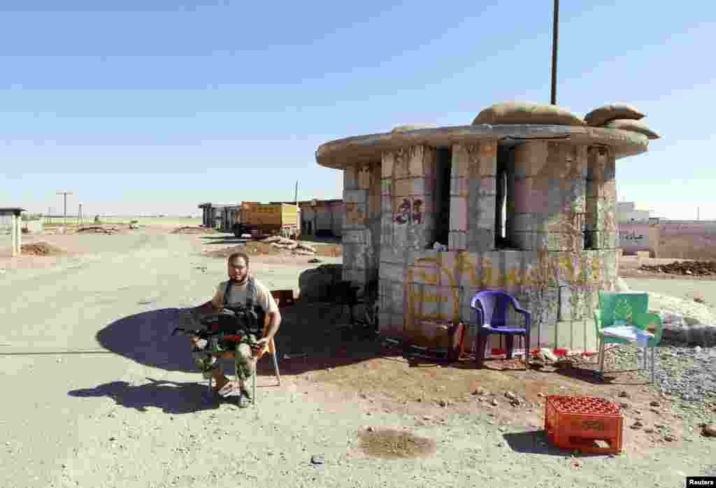 Borac &quot;Islamske države&quot; na kontrolnom punktu posle pada&nbsp; kurdskog sela al-Džurnu na severu Sirije. 7. oktobar, 2014. 