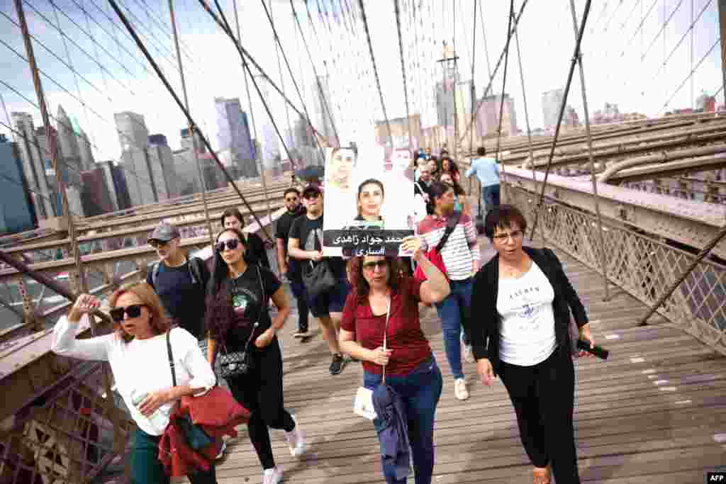 راهپیمایی بر روی پل بروکلین نیویورک در اولین سالگرد کشته شدن مهسا امینی در بازداشت حکومت جمهوری اسلامی&nbsp;(شنبه ۲۵ شهریور ۱۴۰۲) 