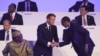 Le président français Emmanuel Macron serre la main du président rwandais Paul Kagame à côté du président tchadien Idriss Deby lors du 17e sommet des pays francophones à Erevan, le 11 octobre 2018. 