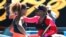 Serena Williams (à dr.) embrasse Naomi Osaka à l'issue de leur demi-finale, le 18 février 2021 à Melbourne, en Australie.