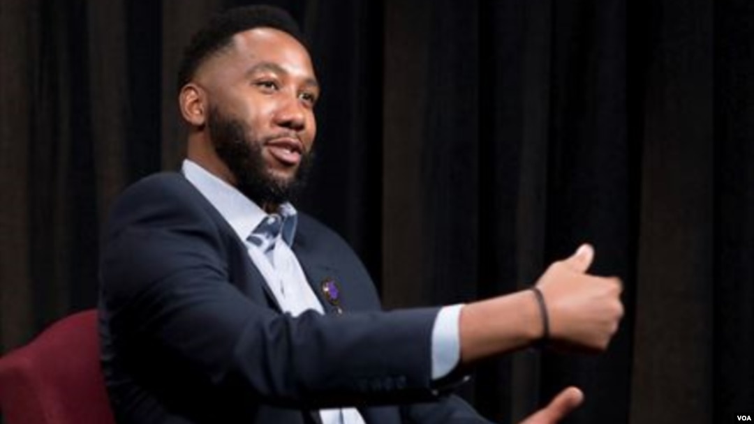 Buku baru Ndaba Mandela, “Going to the Mountain,” memaparkan berbagai pelajaran hidup dari kakeknya, mendiang pejuang anti-Apartheid Nelson Mandela. Ndaba diwawancarai di kantor pusat VOA, di Washington. (D. Munoz/VOA)