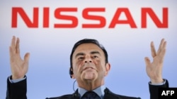 Presiden dan CEO Nissan Carlos Ghosn menjawab pertanyaan wartawan di Yokohama, Jepang, 11 Mei 2012.