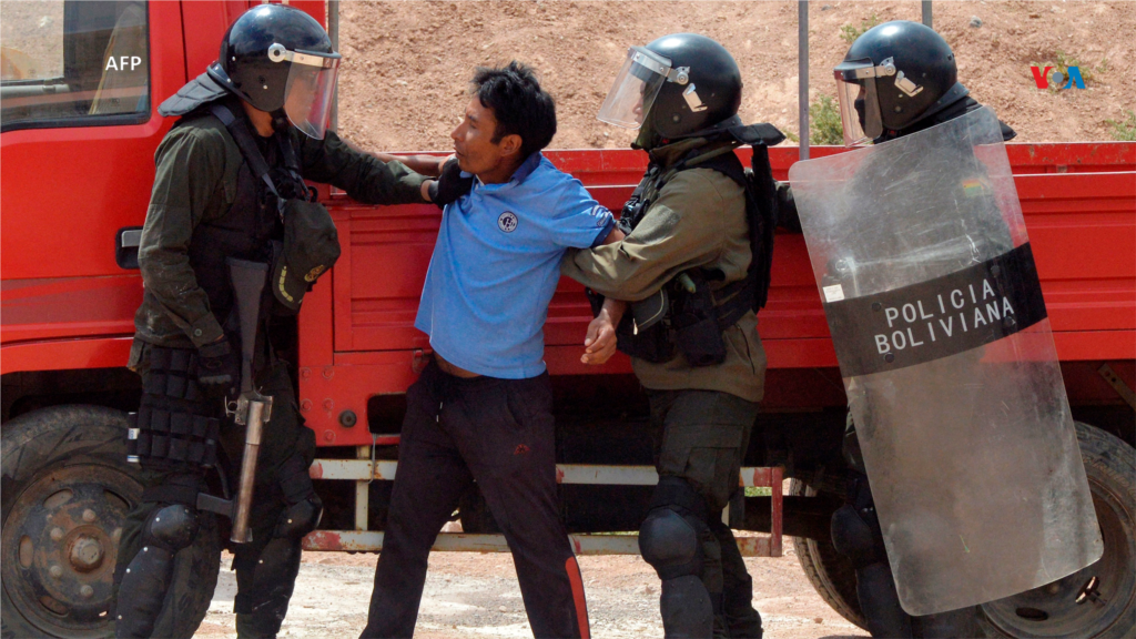 Un manifestante que apoya al expresidente Evo Morales se enfrenta a la policía antidisturbios durante un bloqueo de carreteras en Cochabamba, Departamento de Cochabamba, Bolivia.