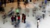 Personas caminan en el Oculus, la nueva estación de tránsito en el Centro Mundial de Comercio en Nueva York. Junio 15 de 2017. Foto: AP/Frank Franklin II.