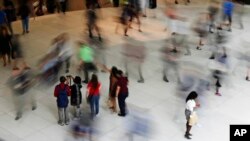 Personas caminan en el Oculus, la nueva estación de tránsito en el Centro Mundial de Comercio en Nueva York. Junio 15 de 2017. Foto: AP/Frank Franklin II.