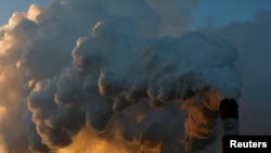 Humo y vapores surgen de la Planta Generadora de Belchatow, la mayor de Europa, en Polonia. [Foto Archivo de Reuters]