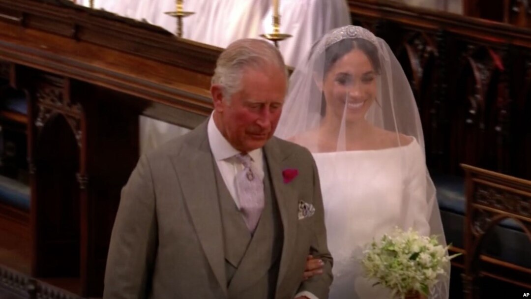 Meghan Markle didamping Pangeran Charles berjalan ke altar dalam upacara pernikahannya dengan Pangeran Harry, Inggris, 19 Mei 2018.