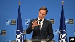 Sekretaris Jenderal NATO yang baru Mark Rutte berbicara dalam konferensi pers di markas besar NATO di Brussels, Belgia, Selasa, 1 Oktober 2024. (Harry Nakos/AP)