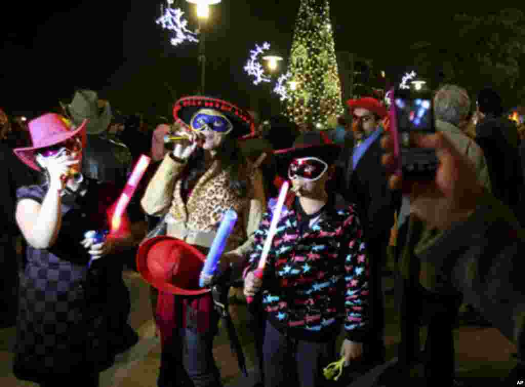 Children take part during New Year celebrations in downtown Beirut, Lebanon, 01 Jan 2011. (Reuters Image)