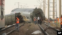 Sejumlah petugas perusahaan kereta api Rusia berada di lokasi kecelakaan di Kotelnikovo, wilayah Volgograd, Rusia, Senin, 12 Juli 2024. (Foto: AP Photo)