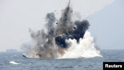 Angkatan Laut Indonesia menenggelamkan sebuah kapal asing di dekat Pulau Lemukutan, Kalbar, 18 Agustus tahun lalu (foto: dok). 