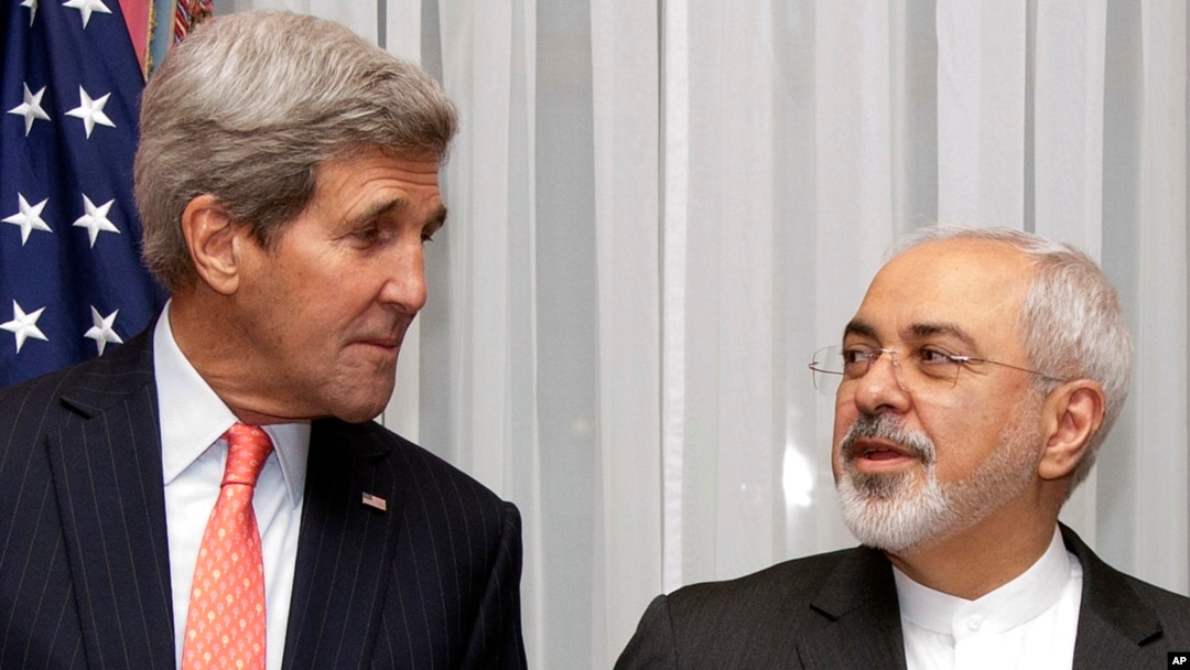 Menteri Luar Negeri AS John Kerry (kiri) dan mitranya dari Iran, Mohammad Javad Zarif, dalam pertemuan di Jenewa (16/3). (AP/Brian Snyder, Pool)