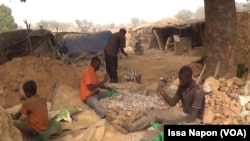 Jeunes orpailleurs à Djikondi, Burkina Faso (VOA/Issa Napon)