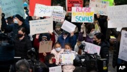 지난 19일 미국 뉴욕 시청 앞에서 공립학교 대면수업 재개를 요구하는 학부모와 학생들의 집회가 열렸다.