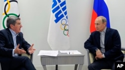 Tổng thống Nga Vladimir Putin (phải) và Chủ tịch IOC Thomas Bach tại cuộc gặp ở Sochi khi Thế vận hội Mùa đông được tổ chức tại Nga, trong bức ảnh chụp ngày 15/2/2014.