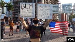 Un manifestante pide justicia durante las protesta por la muerte de George Floyd en una marcha en Miami, Florida, el 31 de mayo de 2020. Foto: Antoni Belchi. 