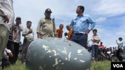 បំណែក​ក្បាល​ឧទ្ធម្ភាគចក្រ​​ដែល​​​ក្រុម​​ទាហាន​​​ស្រង់​​​ចេញ​​​ពី​​​ទឹក​​​ ក្រោយ​ហេតុការណ៍​​​ធ្លាក់​​​​​ឧទ្ធម្ភាគចក្រ​​​ប្រភេទ​​​ Z9 ​​​​​​​​​ដែល​​​ជា​​​អំណោយ​​​​​​កាល​​​ពី​​​ថ្ងៃ​​​ច័ន្ទ​ទី​​​១៤​​​ខែ​​​កក្កដា​​​ឆ្នាំ​​​២០១៤​នៅ សង្កាត់​ព្រៃស ជាង​ក្រុង​ភ្នំពេញ។ (ស៊ុយ ហ៊ាមខេមរា/វីអូអេ)