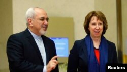 Catherine Ashton (à d.) et le ministre iranien des Affaires étrangère, Mohammad Javad Zarif, au siège des Nations unies (ONU) à Genève