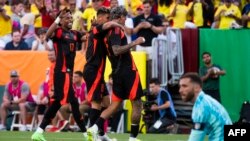 El centrocampista de Colombia Richard Rios (2do desde la derecha) celebra haber anotado el tercer gol de su equipo con Jorge Carrascal (C) y Johan Mojica (izquierda) mientras el portero de Estados Unidos Matt Turner (derecha) observa durante el amistoso internacional.