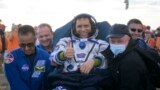 El astronauta de la NASA, Frank Rubio, es llevado a una tienda médica poco después de aterrizar en su nave espacial Soyuz MS-23 cerca de la ciudad de Zhezkazgan, Kazajistán, el miércoles 27 de septiembre de 2023.