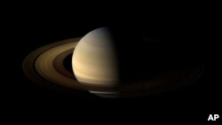 Veinte lunas nuevas fueron descubiertas alrededor de Saturno, lo que le da al planeta un total de 82, indicaron científicos del Centro de Planetas Menores de la Unidad Astronómica Internacional. Eso supera las 79 que tiene Júpiter.