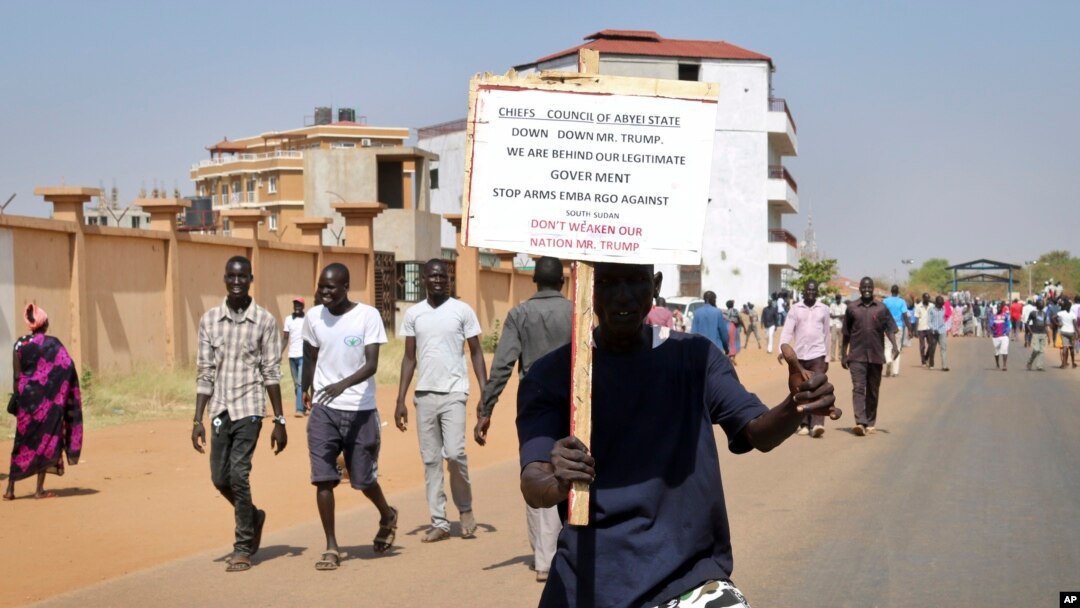 Seorang demonstran memegang poster dalam demonstrasi memprotes embargo senjata oleh AS terhadap Sudan Selatan, di Juba, Sudan Selatan, 6 Februari 2018. 