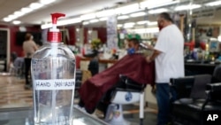 ARCHIVO - En una barbería en San Pedro, California, se observa una botella de gel desinfectante, el 14 de julio de 2020.