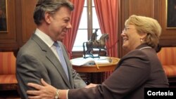 El presidente Juan Manuel Santos Calderón saluda a la ex presidenta de Chile, Michelle Bachelet, con quien se reunió este miércoles en la Casa de Nariño. [Foto: Presidencia de Colombia]