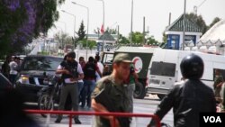 突尼斯一名士兵枪杀战友后，军事基地加强警戒（2015年5月25日）