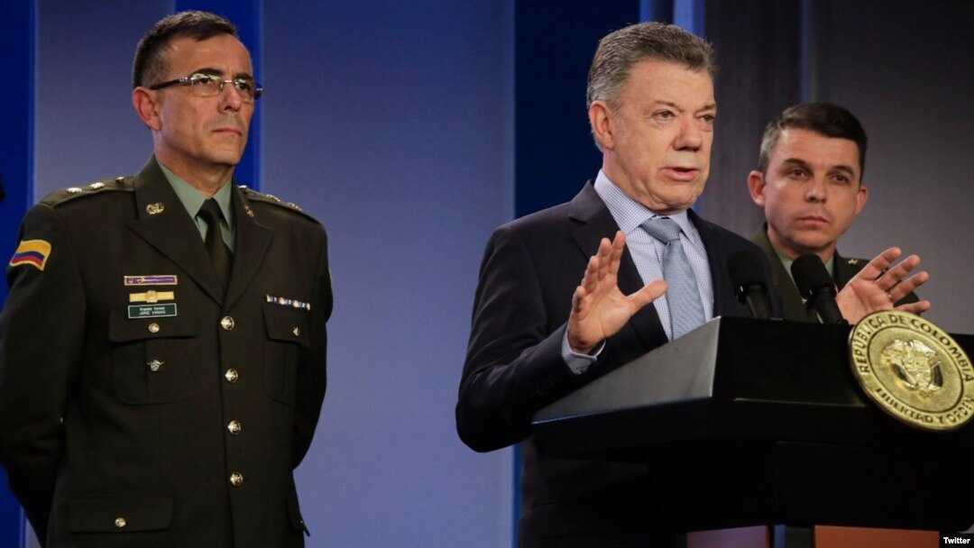 El presidente de Colombia, Juan Manuel Santos, acompañado de altos mandos de su gobierno denunció un presunto plan de su homólogo Nicolás Maduro para traer colombianos a votar el domingo en las elecciones presidenciales de Venezuela.