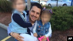 Pablo Villavicencio avec ses deux filles. (Sandra Chica via AP)