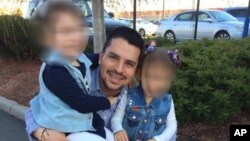 Pablo Villavicencio avec ses deux filles. (Sandra Chica via AP)