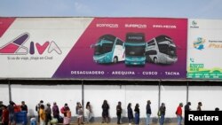 Personas hacen fila afuera de una terminal de autobuses en la capital de Perú, Lima, el 30 de enero de 2021. . [FOTO: REUTERS]