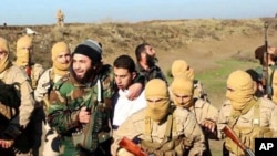Pripadnici ISIS-a i, kako se veruje, zarobljeni jordanski pilot. 24. decembar, 2014.