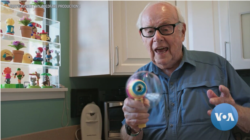 미국의 장난감 발명왕인 에디 골드파브 씨가 자신이 만든 물방울놀이 총을 작동해보이고 있다.
