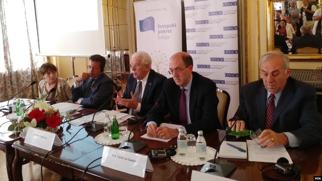 Učesnici skupa "U medijskom ogledalu - srpske i albanske međusobne percepcije", u prostorijama Aerokluba u Beogradu, 20. septembra 2018. 