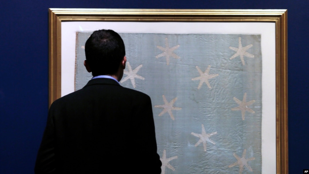 El curador asistente Matthew Skic observa la bandera Commander-in-Chief´s Standard, el miércoles, 13 de junio de 2018 en el Museo de la Revolución Americana en Filadelfia, Pensilvania.
