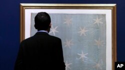 El curador asistente Matthew Skic observa la bandera Commander-in-Chief´s Standard, el miércoles, 13 de junio de 2018 en el Museo de la Revolución Americana en Filadelfia, Pensilvania.