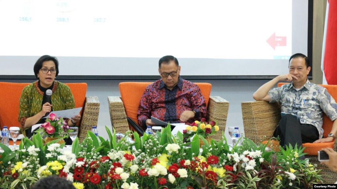 Menteri Keuangan Sri Mulyani (kiri) bersama Gubernur BI Agus Martowardojo (tengah) dan Kepala BKPM Thomas Lembong berbicara pada acara diskusi di Kementerian Komunikasi dan Informasi di Jakarta, Kamis 27/7. (Foto: Kementerian Kominfo).