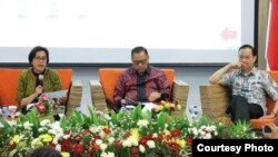 Menteri Keuangan Sri Mulyani (kiri) bersama Gubernur BI Agus Martowardojo (tengah) dan Kepala BKPM Thomas Lembong berbicara pada acara diskusi di Kementerian Komunikasi dan Informasi di Jakarta, Kamis 27/7. (Foto: Kementerian Kominfo).