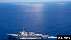 Tàu khu trục USS Lassen (DDG 82) hoạt động trong vùng biển quốc tế gần tàu khu trục Đông Quan (560) của Hải quân Trung Quốc, trong khi tuần tra tại Biển Đông, ngày 29 tháng 9 năm 2015.
